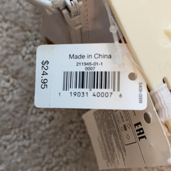 Gap Kids White Sandals (size 7) - Picture 8 of 8